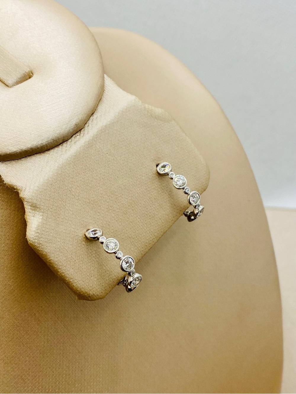 EUC David Yurman White Gold and Platinum Diamond Earrings - Picture 7 of 17
